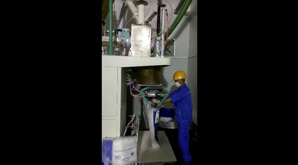江西江特集團(tuán)碳酸鋰包裝機(jī)使用現(xiàn)場(chǎng)
