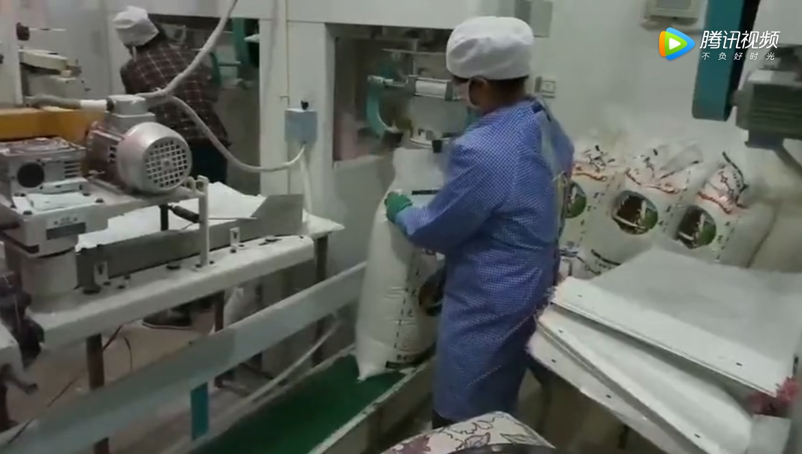 面粉包裝機(jī)調(diào)試成功，客戶使用中