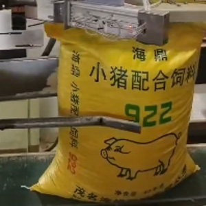 標(biāo)簽貼標(biāo)簽機(jī)工作現(xiàn)場